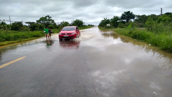 Trecho da BR-364, próximo de Sena Madureira, é encoberto pelas águas do rio Iaco